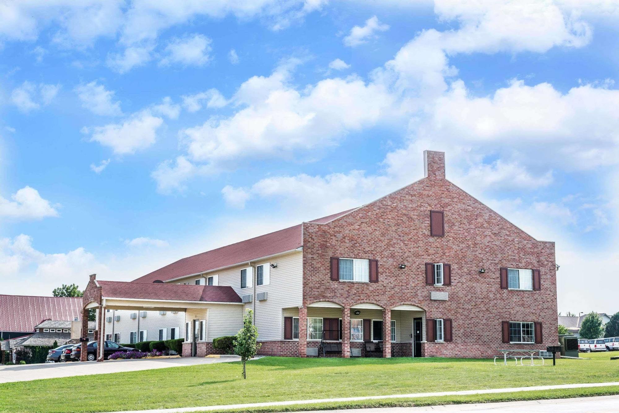 Dutch Inn And Suites Orange City Exterior photo